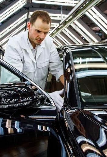 Profissional inspecionando carro